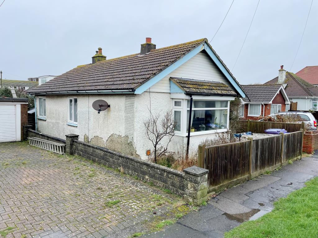 Lot: 65 - DETACHED BUNGALOW IN NEED OF UPDATING - Main front view of bungalow